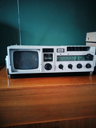 Waltham portable radio - waltham, tv/radio