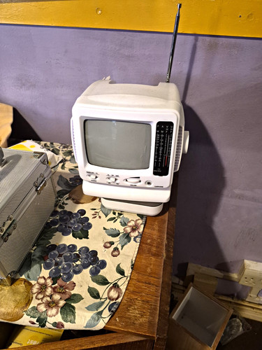 White portable crt 20in - tv,